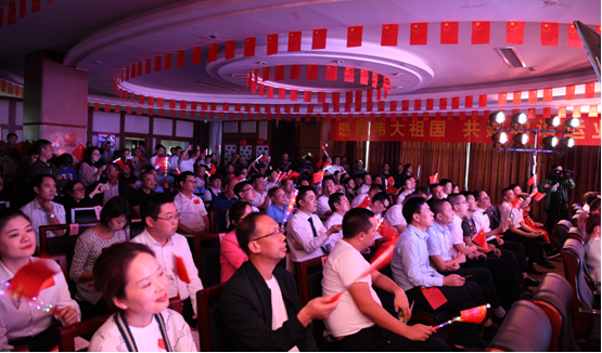 300余v8哈希游戏运业人同唱红歌  共同庆祝新中国70华诞