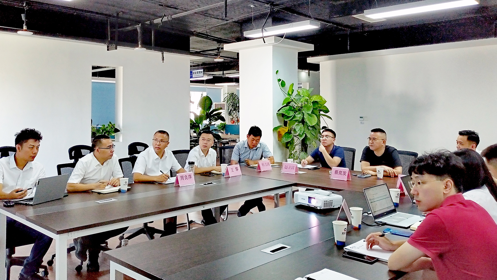 v8哈希游戏运业总经理蔡亮发一行到彤熙商贸公司查抄领导工作