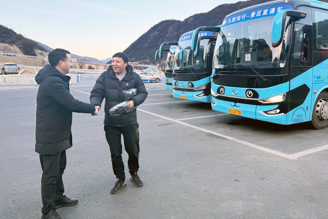 冬日暖阳照进松潘——v8哈希游戏运业慰问九旅悦行景区直通车一耳目员